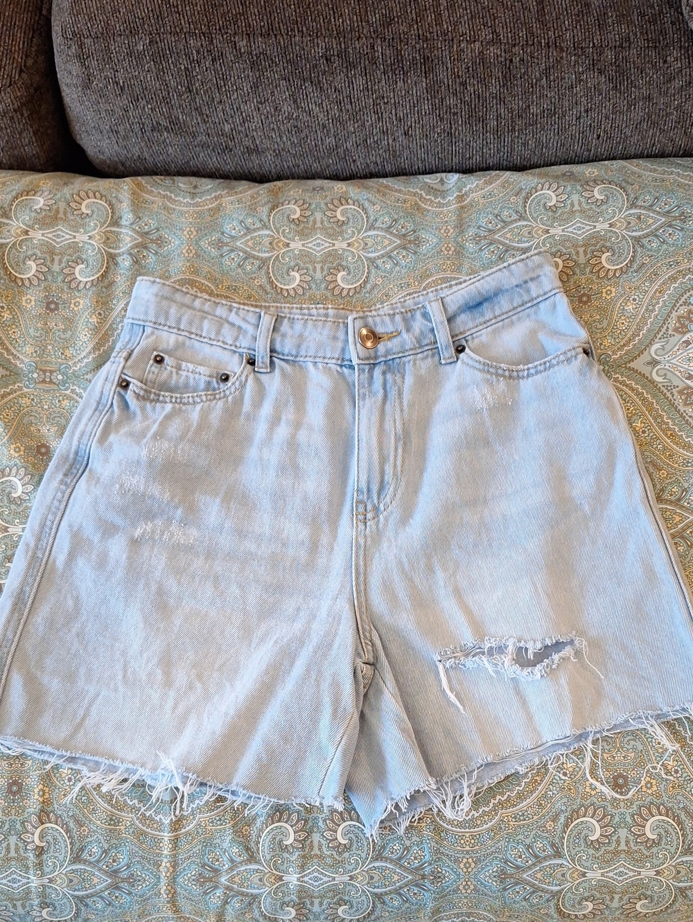 🔥🔥CLEARANCE🔥🔥 Light Blue Distressed Denim Shorts with Frayed Hem. Size 0